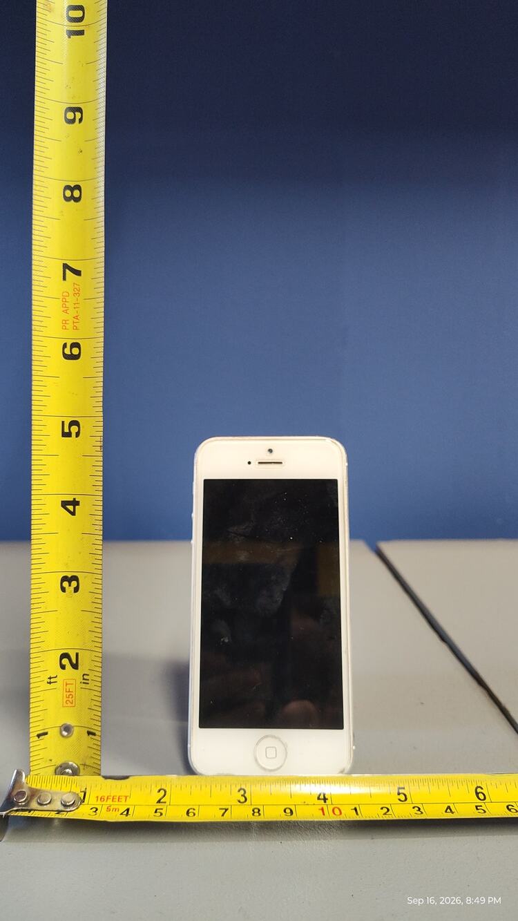 Apple iPhone 5 White A1429 Smartphone With Charger working